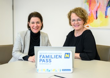 Familien-Landesrätin Christiane Teschl-Hofmeister mit NÖ Familienland-Geschäftsführerin Barbara Trettler.