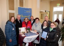 Landesrat Anton Kasser, Landeshauptfrau Johanna Mikl-Leitner, Christian Korbel, Ärztlicher Direktor des Landesklinikums Mauer, Oed-Öhlings Bürgermeisterin Michaela Hinterholzer, Obfrau der Leader-Region Moststraße, Pflegedirektor Gerhard Leonhartsberger und Regina Bauer, die kaufmännische Direktorin des Landesklinikums Mauer, mit zwei Ehrenamtlichen (beide rechts und links außen) am Adventmarkt. 