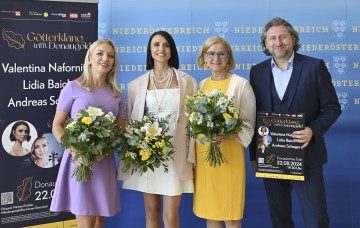 Lidia Baich, Valentina Nafornita, Landeshauptfrau Johanna Mikl-Leitner und Andreas Schager bei der Programmpräsentation von „Götterklang trifft Donaugold“.