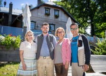 (v.l.n.r.) Alexandra und Helmut Pirchmoser, Hüttenwirte der Speckbacherhütte, Landeshauptfrau Johanna Mikl-Leitner und der Bürgermeister von Schottwien, Wolfgang Ruzicka.