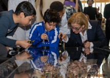 Landeshauptfrau Johanna Mikl-Leitner mit Kindern der Daniel Gran Volksschule und der Sportmittelschule St. Pölten in der Ausstellung „Papier, Stein, Schere – Materialien und Werkzeuge der Kunst“ im KinderKunstLabor St. Pölten.