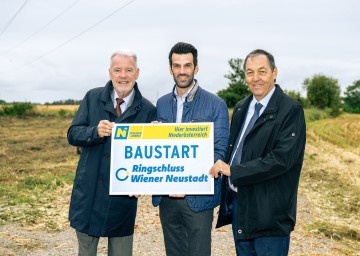 (v.l.) Bürgermeister Klaus Schneenberger, LH-Stellvertreter und Verkehrslandesrat Udo Landbauer, NÖ Straßenbaudirektor Josef Decker.