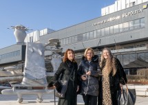 Landeshauptfrau Johanna Mikl-Leitner mit (li.) der Witwe des Künstlers Christine Gironcoli-Melichar und (re.) seiner Tochter Ina Marek.