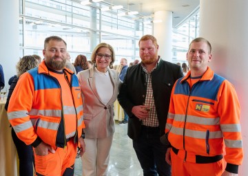 Landeshauptfrau Johanna Mikl-Leitner mit neuen Mitarbeitern im NÖ Straßendienst.