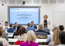 „Das Wohl des Kindes muss im Mittelpunkt stehen“, sagte Landesrätin Christiane Teschl-Hofmeister beim Vernetzungstreffen der Sonderschuldirektorinnen und -direktoren.