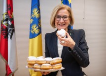 Landeshauptfrau Johanna Mikl-Leitner mit einem Krapfen der Kuchen-Peter Backwaren GmbH.
