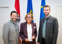 (v.l.) Landesjägermeister Christoph Metzker, Landeshauptfrau Johanna Mikl-Leitner und der Geschäftsführer des Landesjagdverbandes, Leopold Obermair.