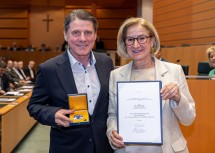 Landeshauptfrau Johanna Mikl-Leitner mit Schauspieler, Regisseur und Intendant der Festspiele Stockerau Christian Spatzek, der das „Große Ehrenzeichen für Verdienste um das Bundesland Niederösterreich“ erhielt