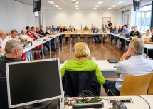 Landesfeuerwehrkommandant Dietmar Fahrafellner (vorne v.l.), Landeshauptfrau Johanna Mikl-Leitner und LH-Stellvertreter Stephan Pernkopf bei der Lagebesprechung im NÖ Feuerwehr- und Sicherheitszentrum