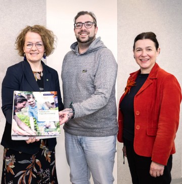 Familien-Landesrätin Christiane Teschl-Hofmeister mit dem Freizeitpädagogen Benjamin Peraus und der Geschäftsführerin der NÖ Familienland GmbH Barbara Trettler (v.l.n.r.)