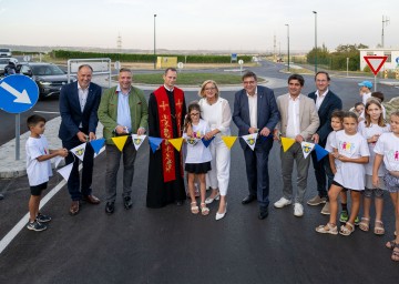 Bei der Eröffnung des Kreisverkehrs mit Volksschulkindern (v.l.n.r.): NÖ Straßenbaudirektor-Stellvertreter Rainer Irschik, Landtagsabgeordneter Hubert Keyl, Pater Sebastian Hacker, Landeshauptfrau Johanna Mikl-Leitner, Bürgermeister Michael Oberschil, Landtagsabgeordneter Christian Gepp und Nationalrat Andreas Minnich.