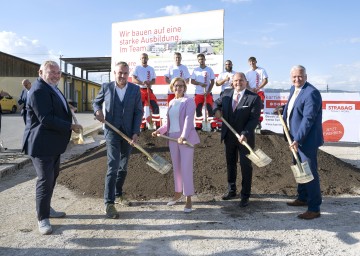 Beim Spatenstich für die neue Strabag-Konzernlehrwerkstätte in Ybbs (von links): Strabag-Aufsichtsratsvorsitzender Alfred Gusenbauer, Stadtrat Gert Kratzer, Landeshauptfrau Johanna Mikl-Leitner, Bürgermeister Alois Schroll und Landeshauptfrau-Stellvertreter Franz Schnabl