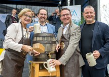 Der Bieranstich im Rahmen des Oktoberfestes bei der Eröffnung des neuen Hauptplatzes.