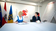 Unterzeichnung eines "Memorandum of Understanding" durch Landeshauptfrau Johanna Mikl-Leitner und Yasuhiro Tsukamoto (Präsident der Kyoto Prefectural University).