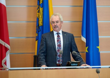 Am Beginn der Landtagssitzung gab Landtagspräsident Karl Wilfing im Namen des Landesparlaments eine Erklärung zum katastrophalen Hochwasser ab.