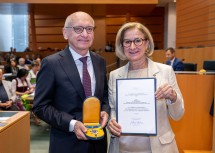 Landeshauptfrau Johanna Mikl-Leitner verlieh das „Silberne Komturkreuz des Ehrenzeichens für Verdienste um das Bundesland Niederösterreich“ an Dr. Michael Schwarz, Ehrenpräsident der Rechtsanwaltskammer Niederösterreich