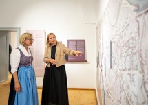 Kuratorin Agnes Brandtner führte Landeshauptfrau Johanna Mikl-Leitner durch die neue Ausstellung in Schloss Atzenbrugg.