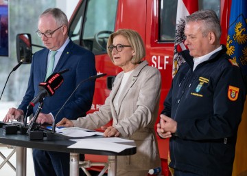 Bei der Pressekonferenz zur Jahresbilanz 2025 der Freiwilligen Feuerwehren Niederösterreich (v.l.): LH-Stellvertreter Stephan Pernkopf, Landeshauptfrau Johanna Mikl-Leitner und Landesfeuerwehrkommandant Dietmar Fahrafellner.