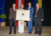 Mit der offiziellen Stadterhebungsurkunde (v.l.n.r.) Bürgermeister a.D. Rolf Neidhart, Landeshauptfrau Johanna Mikl-Leitner, der amtierende Strasshofer Bürgermeister Ludwig Deltl und Altbürgermeister Herbert Farthofer.