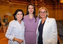 Landeshauptfrau Johanna Mikl-Leitner mit Danielle Spera und Sängerin Ethel Merhaut.