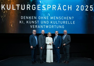 Beim „Kulturgespräch 2025“ im Haus der Digitalisierung in Tulln: Landeshauptfrau Johanna Mikl-Leitner mit (re.) Reinhard Linke (Vorsitzender des NÖ Kultursenats) und Hermann Dikowitsch (Leiter der Abteilung Kunst und Kultur, Land NÖ) sowie (li.) Claus Zeppelzauer (Geschäftsführer Haus der Digitalisierung) und Martin Grüneis (stv. Abteilungsleiter Kunst und Kultur, Land NÖ).