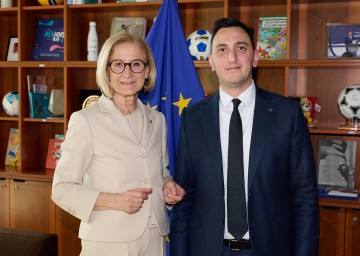 Landeshauptfrau Johanna Mikl-Leitner sprach mit EU-Kommissar Glenn Micallef über ein Social-Media-Verbot für Jugendliche.