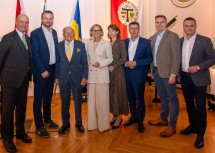 (v.l.n.r.) Bezirkshauptmann Andreas Riemer, Leiter der LAD3 Christoph Reiter-Havlicek, Bürgermeister a.D. Willi Stift, Landeshauptfrau Johanna Mikl-Leitner, Landesamtsdirektor-Stellvertreterin Verena Sonnleitner, Bürgermeister Peter Eisenschenk und die Landtagsabgeordneten Christoph Kaufmann und Andreas Bors.