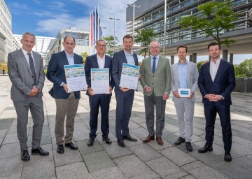 VCÖ-Mobilitätspreise NÖ verliehen: Friedrich Janka von der ÖBB-Infrastruktur AG, Heimo Semmelweis vom Hauptpreisträger Welser Profile, Jürgen Bauer von der Gewinner-Firma Gebrüder Weiss, der Bürgermeister der Gewinner-Gemeinde Kottingbrunn, Christian Macho, LH-Stellvertreter Stephan Pernkopf, VCÖ-Sprecher Christian Gratzer und VOR-Geschäftsführer Alexander Schierhuber.