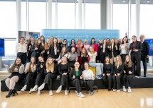 Gruppenfoto nach der Podiumsdiskussion „Niederösterreich hat Frauen-Business-Power“ mit Schülerinnen.