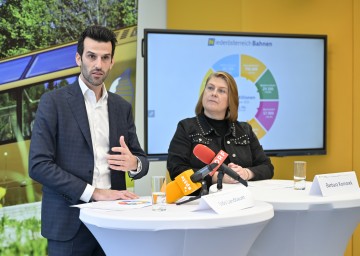 LH-Stellvertreter Udo Landbauer und Niederösterreich Bahnen Geschäftsführerin Barbara Komarek präsentierten die Fahrgastzahlen 2023 im Rahmen einer Pressekonferenz in St. Pölten.