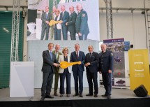 Gerald Beck, Geschäftsführer der Bundesimmobiliengesellschaft, Bürgermeister Klaus Schneeberger, Landeshauptfrau Johanna Mikl-Leitner, Minister Gerhard Karner, Nationalratspräsident Wolfgang Sobotka und Bernhard Treibenreif, Leiter der Direktion Spezialeinheiten beim Einsatzkommando Cobra, bei der symbolischen Schlüsselübergabe für den neuen Stützpunkt der Flugpolizei.