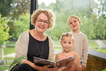 Bildungs-Landesrätin Christiane Teschl-Hofmeister mit Emma Winter und Levi Holzer