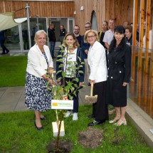 Pflanzten gemeinsam einen Baum im Garten des Kindergartens: Bürgermeisterin Andrea Kö,  geschäftsführende Gemeinderätin Daniela Rambossek, Landeshauptfrau Johanna Mikl-Leitner und Kindergartenleiterin Sabine Müller (v.l.n.r.) 