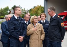 Landeshauptfrau Johanna Mikl-Leitner (Mitte) im Gespräch mit Feuerwehrkommandant-Stellvertreter Martin Jany (links) und Landesfeuerwehrkommandant-Stellvertreter Martin Boyer (rechts).