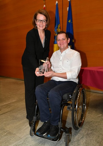 Sozial-Landesrätin Christiane Teschl-Hofmeister und Preisträger Jürgen Scheiner 