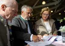 (v.l.n.r.) ecoplus Geschäftsführer Helmut Miernicki, Gerhard Stark, Geschäftsführer Amethyst Welt Maissau und Landeshauptfrau Johanna Mikl-Leitner.