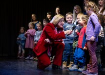 Die Kids erzählten Landeshauptfrau Johanna Mikl-Leitner, worauf sie sich im neuen Kindergarten am meisten freuen.