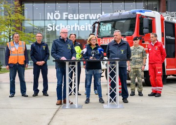 Bei der Pressekonferenz (v.l.n.r.) LH-Stellvertreter Stephan Pernkopf, Landeshauptfrau Johanna Mikl-Leitner und Landesfeuerwehrkommandant Dietmar Fahrafellner vor dem NÖ Feuerwehr- und Sicherheitszentrum in Tulln nach der heutigen Lagebesprechung.