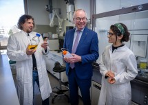 LH-Stellvertreter Stephan Pernkopf mit Prof. Andreas Mautner und seinem Team.