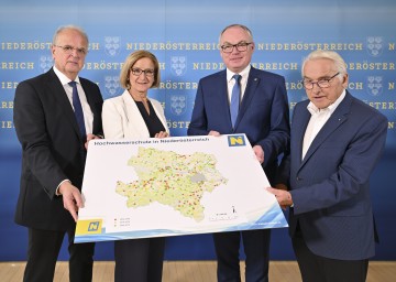 (v.l.n.r.) Der Kremser Bürgermeister Reinhard Resch, Landeshauptfrau Johanna Mikl-Leitner, LH-Stellvertreter Stephan Pernkopf und der Bürgermeister aus St. Andrä-Wördern Maximilian Titz mit dem Hochwasserschutz-Ausbauprogramm bis 2040.