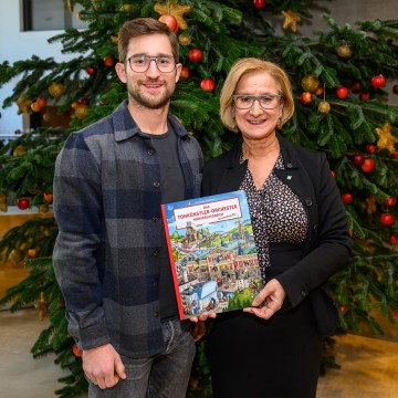 Landeshauptfrau Johanna Mikl-Leitner mit Sebastian Kolarz-Löschberger, Ideengeber zum neuen Wimmelbuch „Das Tonkünstler-Orchester Niederösterreich wimmelt“.