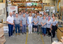 Landeshauptfrau Johanna Mikl-Leitner (Mitte) mit Geschäftsführer Günter Grassmann (1.v.l.) und dem Team der Tischlerei Grassmann.