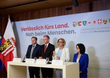 Pressekonferenz in Linz anlässlich der Übergabe des Vorsitzes in LH-Konferenz und Bundesrat: Bundesrats-Präsident Franz Ebner aus Oberösterreich, der Landeshauptmann von Oberösterreich Thomas Stelzer, die Landeshauptfrau von Niederösterreich Johanna Mikl-Leitner und Bundesrats-Präsidentin a. D. Margit Göll aus Niederösterreich.