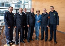 Kommandoübergabe bei der Betriebsfeuerwehr NÖ Landhaus: Abschnittsfeuerwehr-Kommandant Mateusz Fryn, Betriebsfeuerwehr-Kommandant-Stellvertreter Fabian Zeller, Verwalter Erwin Krumböck, Ehrenkommandant Karl Enzinger, Landeshauptfrau Johanna Mikl-Leitner, Betriebsfeuerwehr-Kommandant Erich Schilcher und Bezirksfeuerwehrkommandant Georg Schröder