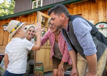 Landeshauptfrau Johanna Mikl-Leitner mit den Hüttenwirten Alexandra und Helmut Pirchmoser und Sohne Leo vor der Speckbacherhütte.