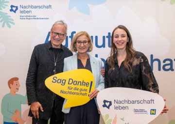 Landeshauptfrau Johanna Mikl-Leitner (Mitte) mit den beiden Keynote-Speaker Therapeut und Theologe Dr. Arnold Mettnitzer (links) und Kulturanthropologin Bettina Ludwig (rechts).