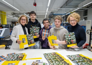 Lehrlinge der Landesberufsschule St. Pölten zur praxisnahen Ausbildung in der Amtsdruckerei im Landhaus