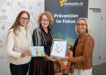 (v.l.n.r.): Geschäftsführerin der Fachstelle für Prävention NÖ und Suchtkoordinatorin Ursula Hörhan, Bildungs-Landesrätin Christiane Teschl-Hofmeister und die Schulleiterin der SMS Wölbling, Petra Schrott.