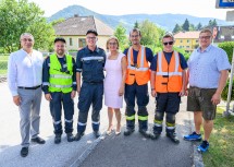 Landeshauptfrau Johanna Mikl-Leitner mit Mitgliedern der Freiwilligen Feuerwehr.