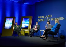 Gustav Dressler, Stefan Piech, Monisha Kaltenborn und Nina Kraft im Gespräch (von links nach rechts).